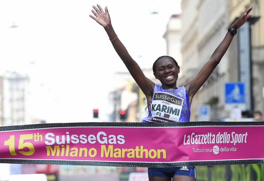 Lucy Karimi del Kenya taglia il traguardo vittoriosa per la gara femminile a Milano (Ansa)